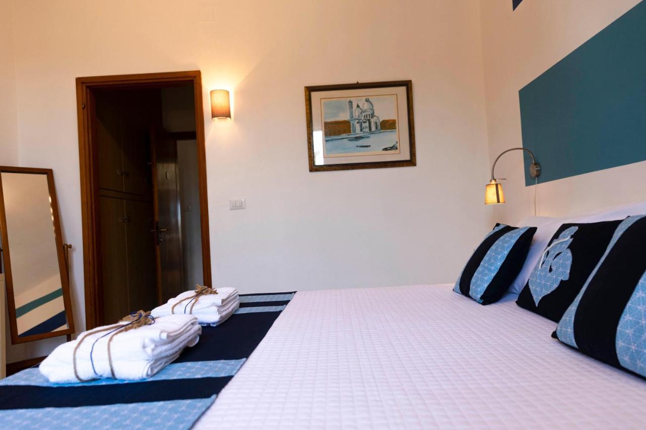 Villa Curiazzi Guesthouse Viale La Pelosa 16 สตินติโน ภายนอก รูปภาพ